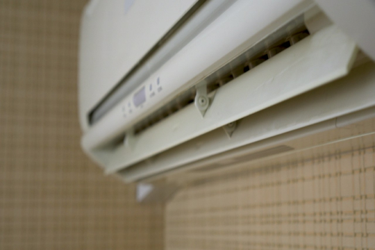 klimatyzator wiszący na ścianie w domu